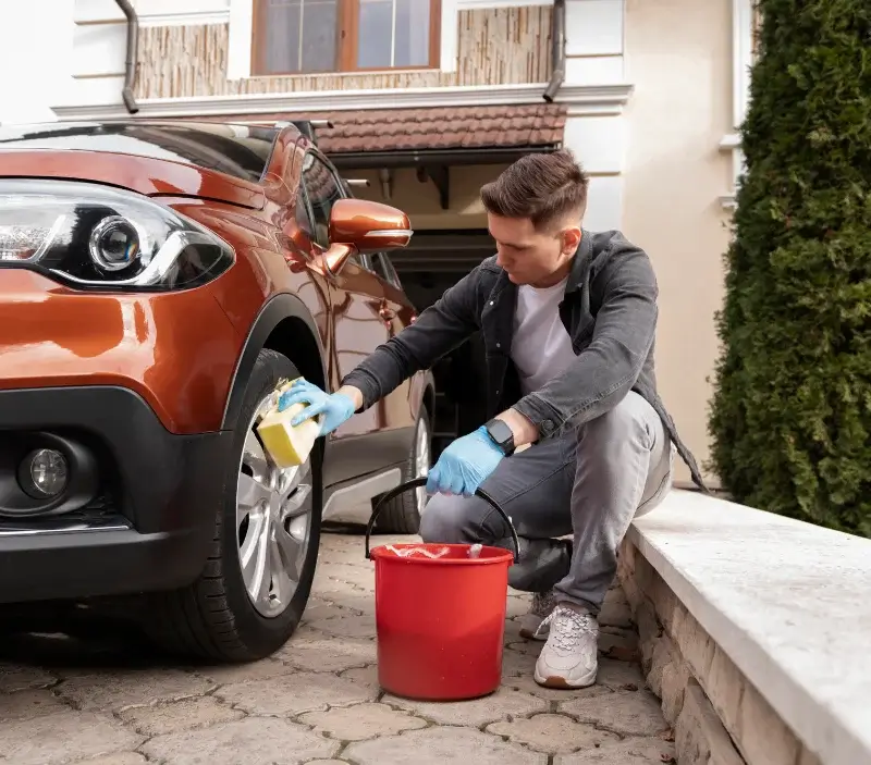 Lavage auto à domicile La Terrasse : professionnel intervenant sur un véhicule